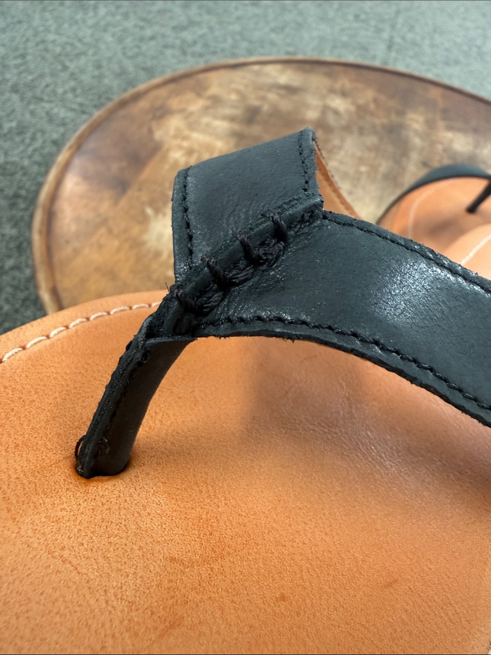 UGG Sandals Wm 8 Carey Black Leather Thong Flip Flops Summer Vacation - Picture 12 of 12